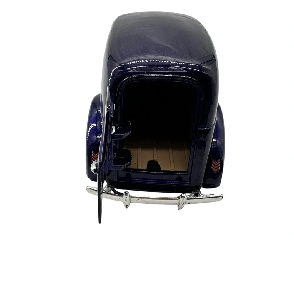 1/24 Motormax 1940 Ford Sedan Delivery Purple Metallic Loose Diecast Car
